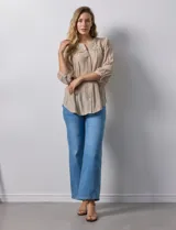 Blusa color beige de gasa, marca Figueroa & Flower. Cuello a la base, escote en V y abertura central con botones. Hombros y espalda en crochet. Manga 3/4 amplia con puño y botón.