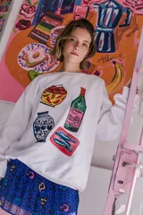 Buzo blanco con estampado gráfico colorido de alimentos y bebidas, de corte relajado y manga larga.