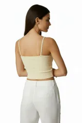 Musculosa blanca de algodón con breteles finos y estampado de una frutilla en el pecho. Corte al cuerpo.