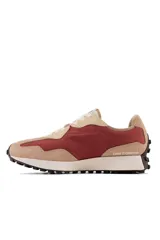 Championes New Balance modelo 327, color beige y bordó, con logo "N" blanco en los laterales.