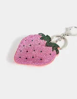 Llavero con dije de frutilla rosa cubierta de strass y hojas verdes. Incluye mosquetón metálico plateado.
