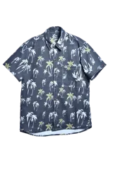 Camisa unisex de manga corta con estampado de palmeras en tonos blanco y verde sobre fondo gris. Tiene cuello clásico, botones de madera y un bolsillo en el pecho.
