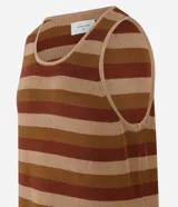 Musculosa de hombre confeccionada en ganchillo con rayas horizontales en tonos marrón y beige.