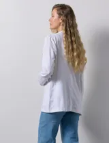 Blazer blanco de lino y rayón, marca Zac & Rachel. Tiene cuello con solapa, abertura central con botón, bolsillos delanteros y corte clásico.
