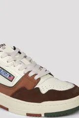 Championes urbanos Autry modelo CLC Low Man, color blanco, marrón y verde.