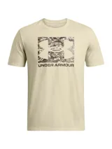 Remera color arena de Under Armour, con logo de la marca estampado en el pecho con patrón de camuflaje.