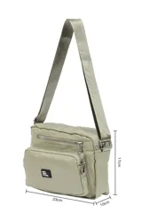 Bandolera negra de poliéster con correa ajustable y múltiples bolsillos con cierre.