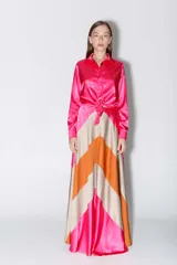 Falda larga de satén con diseño de bloques de color en forma de V en tonos fucsia, naranja y beige.