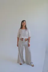 Pantalón de lino color beige, de corte palazzo y tiro alto.