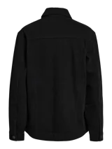 Chaqueta de jean negra de corte oversize, con cuello clásico, cierre frontal con botones metálicos, bolsillos delanteros con solapa y botón, y mangas largas.