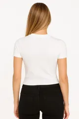 Remera blanca de algodón y elastano, de manga corta, corte ajustado y cuello alto.