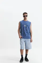 Musculosa negra de algodón con corte oversize, cuello redondo y estampado con la frase "Focus on yourself" y elementos gráficos.