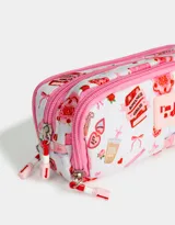 Cartuchera blanca con estampado de libros, bebidas y frases en tonos rosados. Tiene cierre circundante y tag frontal de silicona con la frase "I'm just a girl".
