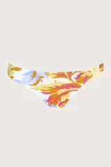 Calzón de bikini con estampado floral en tonos naranja, amarillo, celeste y rosa. Presenta corte clásico a la cadera, cobertura media y detalle de cadena lateral.