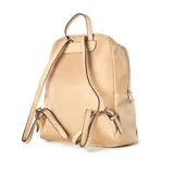 Mochila color khaki, confeccionada en poliéster y poliuretano. Cuenta con un compartimento principal con cierre, un bolsillo interno con cierre y dos abiertos, y un bolsillo externo con cierre. Tiene correa regulable y herrajes plateados.