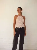 Top rosa de gasa con cuello halter y volados.