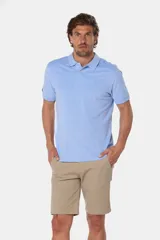 Bermuda clásica color beige confeccionada en algodón con elasticidad, con bolsillos laterales y detalle en bolsillo trasero.