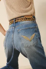 Jean de calce recto tiro alto, de denim azul con lavado localizado y bigotes.