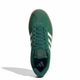 Championes urbanos Adidas modelo VL Court 3.0, confeccionados en gamuza color verde con las icónicas tres tiras laterales en blanco y suela de caucho vulcanizada en color caramelo.
