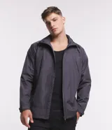 Campera gris oscuro de microfibra ligera con cuello alto, cierre frontal con cremallera, bolsillos laterales y capucha oculta.