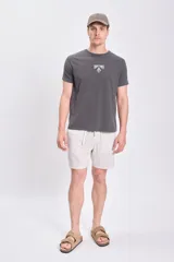 Bermuda casual de lino a rayas verticales color azul y blanco, con cordón ajustable en la cintura.