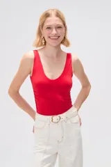 Body sin mangas de poliéster, color rojo, ajustado al cuerpo y con cuello redondo.