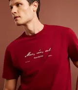 Remera de algodón color borgoña, de corte recto, con cuello redondo y mangas cortas. Estampa frontal con la frase "Mar, céu, sol" en color blanco.