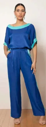 Pantalón azul de vestir, de corte recto y tiro alto, con bolsillos laterales y detalle de línea vertical turquesa en los laterales.