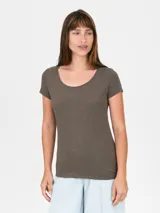 Remera de manga corta color crema, con cuello redondo.