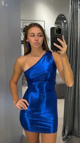 Vestido corto azul brillante de un solo hombro, con corte ajustado y falda recta.