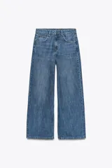 Pantalón de jean azul oscuro, de corte wide leg y tiro medio, con cinco bolsillos y cierre frontal con cremallera y botón metálico.
