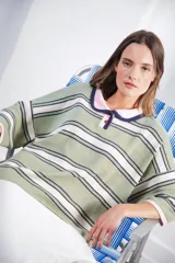 Remera verde agua con rayas horizontales blancas y azul marino. Tiene cuello tipo polo con botones, mangas amplias y corte oversized.