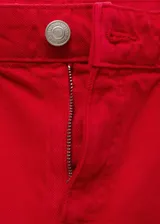 Pantalón de jean de tiro alto color rojo, de corte recto, con cierre de cremallera y botón, cinco bolsillos y trabillas.