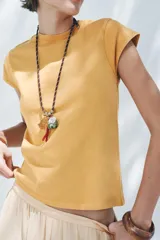 Remera color ladrillo con cuello redondo y mangas cortas.