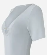 Blusa fucsia de viscosa con escote en V y aro metálico.