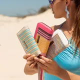 Billetera mediana de símil cuero color rosa, combinada con telar de colores amarillo, rosa y negro. Tiene compartimento interior con tarjeteros y cierre interior, monedero con cierre alrededor y correa de mano desmontable.