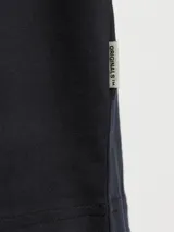 Camiseta negra de manga corta y cuello redondo con estampado del Arco del Triunfo en París.