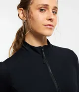 Campera deportiva negra confeccionada en poliamida y elastano, con cuello alto, cierre delantero por cremallera y bolsillos laterales.