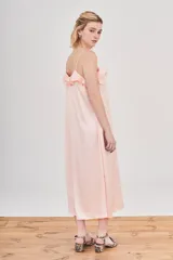 Vestido midi lencero color rosa pálido con estampado jacquard de animal print, breteles finos y escote en V con volados.
