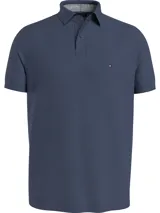 Chomba azul de piqué de algodón elástico, corte regular, cuello clásico y tapeta de dos botones. Logo de Tommy Hilfiger bordado en el pecho.