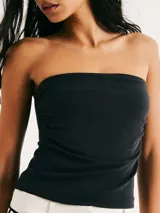 Top sin tirantes blanco, ajustado al cuerpo.