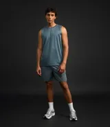 Musculosa deportiva negra de hombre, con cuello redondo, corte regular y estampa heat print. Cuenta con tecnología Dry para mayor transpirabilidad.