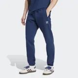 Pantalón de jogging azul marino de felpa, con corte ajustado, cintura elástica con cordón, bolsillos laterales y puños acanalados. Logo del trifolio bordado en blanco en la pierna izquierda.