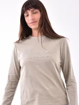 Remera blanca de manga larga con estampa rectangular dorada con diseño animal print y texto 'Fearless, fierce & fabulous'.