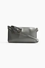 Cartera bandolera rectangular de cuero sintético color gris con cierre superior y correa ajustable.