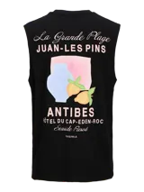 Musculosa negra de algodón con estampa gráfica en la espalda inspirada en la Riviera Francesa, mostrando texto como "La Grande Plage JUAN-LES PINS", "ANTIBES" y "HÔTEL DU CAP-EDEN-ROC Seaside Resort", junto a ilustraciones de un jarrón azul claro y limones sobre un fondo rosado.