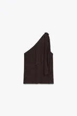 Top marrón oscuro con textura, escote asimétrico y tirante ancho ajustable con lazada en el mismo tejido.