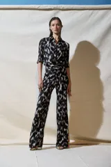 Camisa de calce relajado en crepe de viscosa, con estampado animal y mangas 3/4.