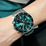 Reloj Casio Edifice con correa de acero plateado y esfera verde con detalles en blanco.