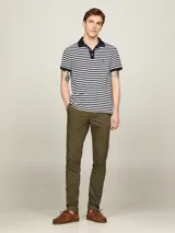 Pantalón chino verde oliva de corte slim y pierna recta, confeccionado en sarga de algodón elástico.